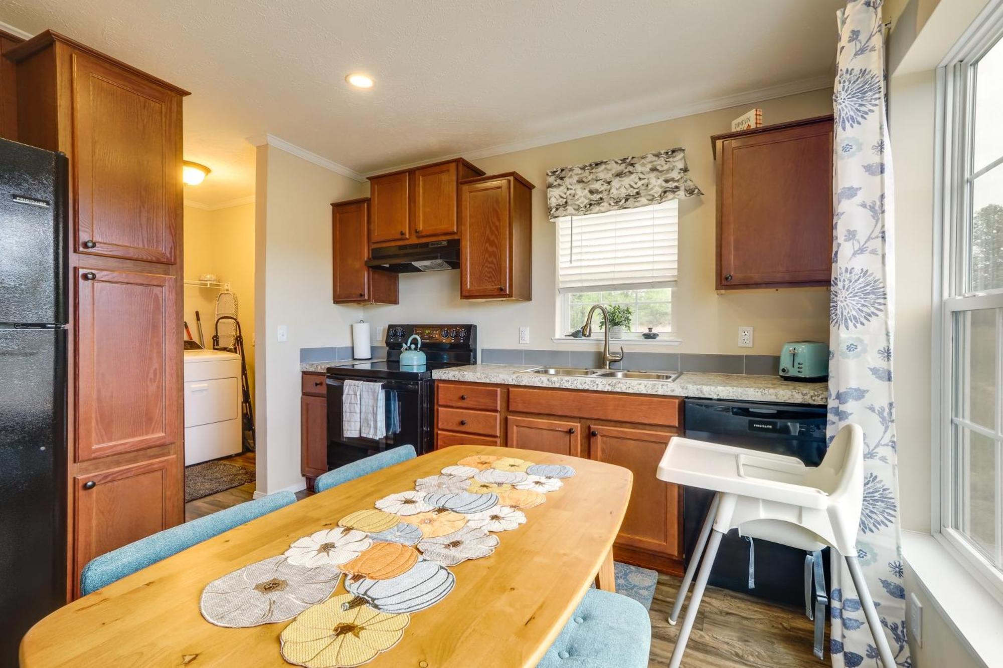 Family Home In Rapid City About 4 Mi To Torch Lake! Exterior foto